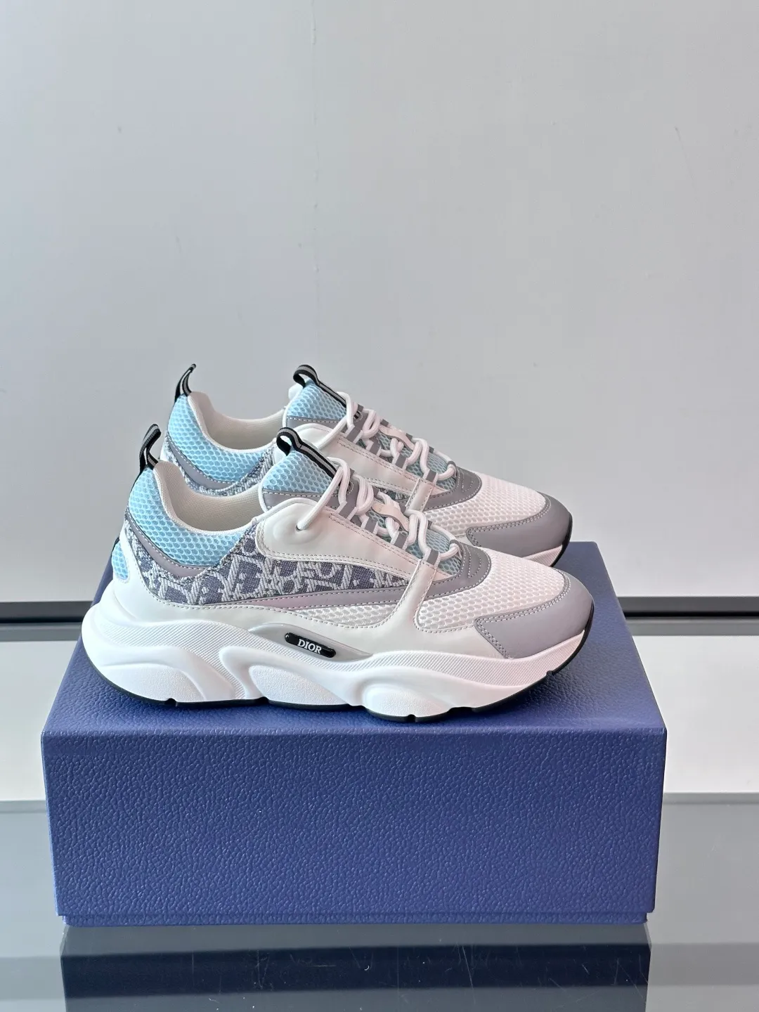 Factory price: 480💰 ◾️▫️Dior D®️ x 🆕 (high version) B22 men's jogging fashion sneakers, this single product draws inspiration from retro jogging shoes. It adopts a thick low-top design, with an upper made of black cow leather and mesh fabric, and a black and white engraved rubber sole. Black mesh fabric tongue and heel counters complement black laces, with an embossed "Di~r" logo embellishment on the side. These sneakers can be mixed and matched with a classic suit for a sporty chic look! Size: 39-45 (38, 46, 47 can be customized)